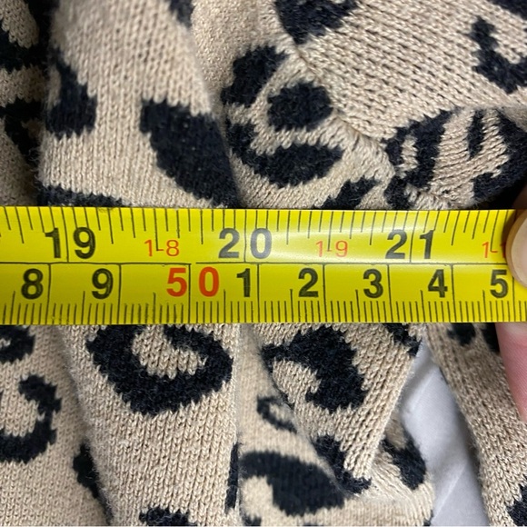 Lily Morgan Women’s Size L Leopard Animal Print Sweater Flowy Relaxed Light - Picture 6 of 7